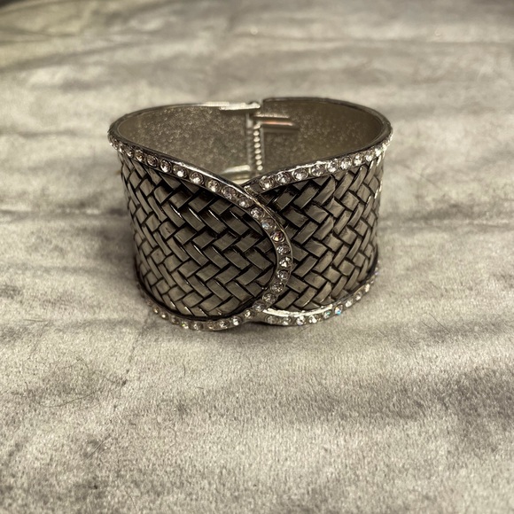 ELEGANT CUFF BRACELET - Picture 3 of 8